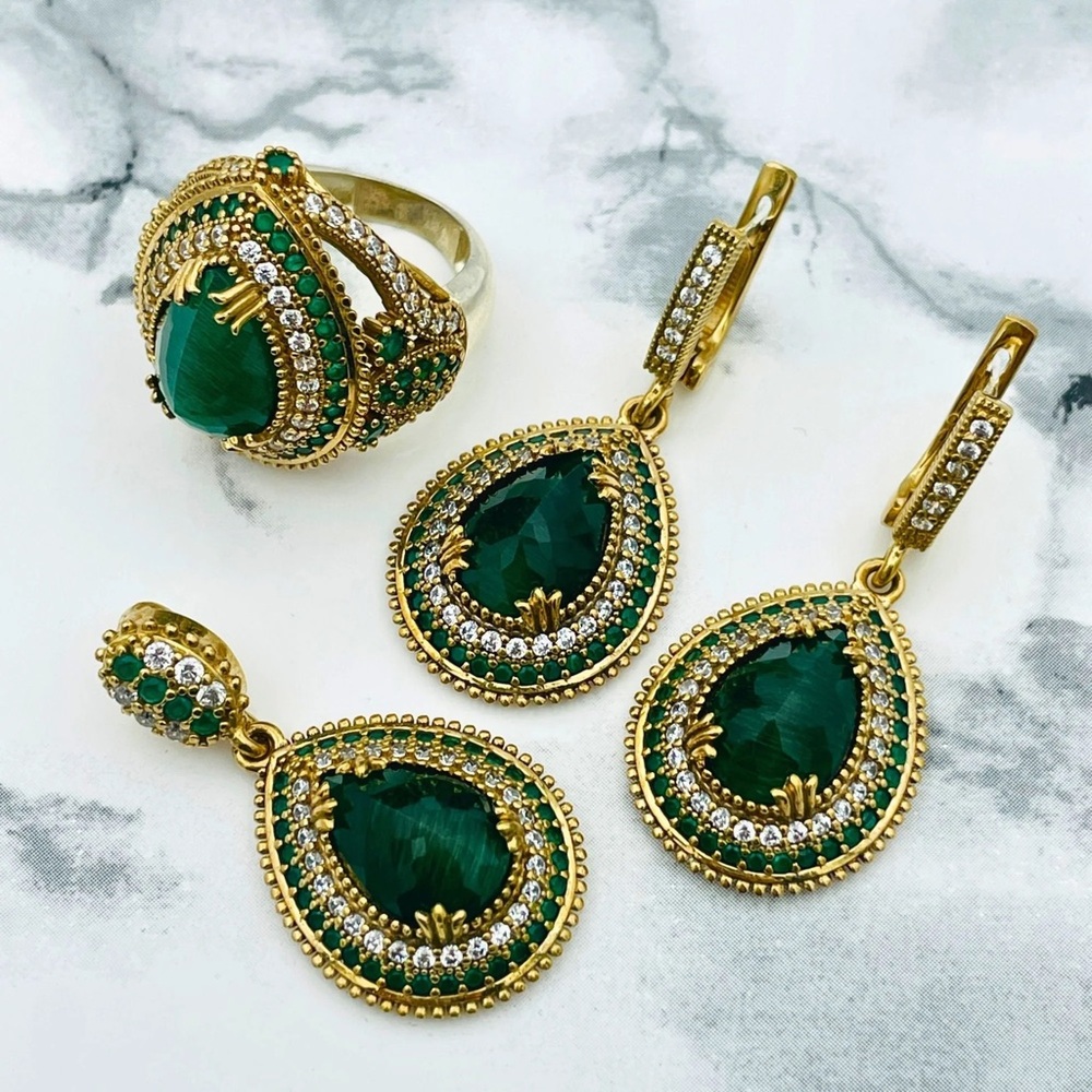 Elegant Green and Gold Jewelry Set - Picture 2 of 6
